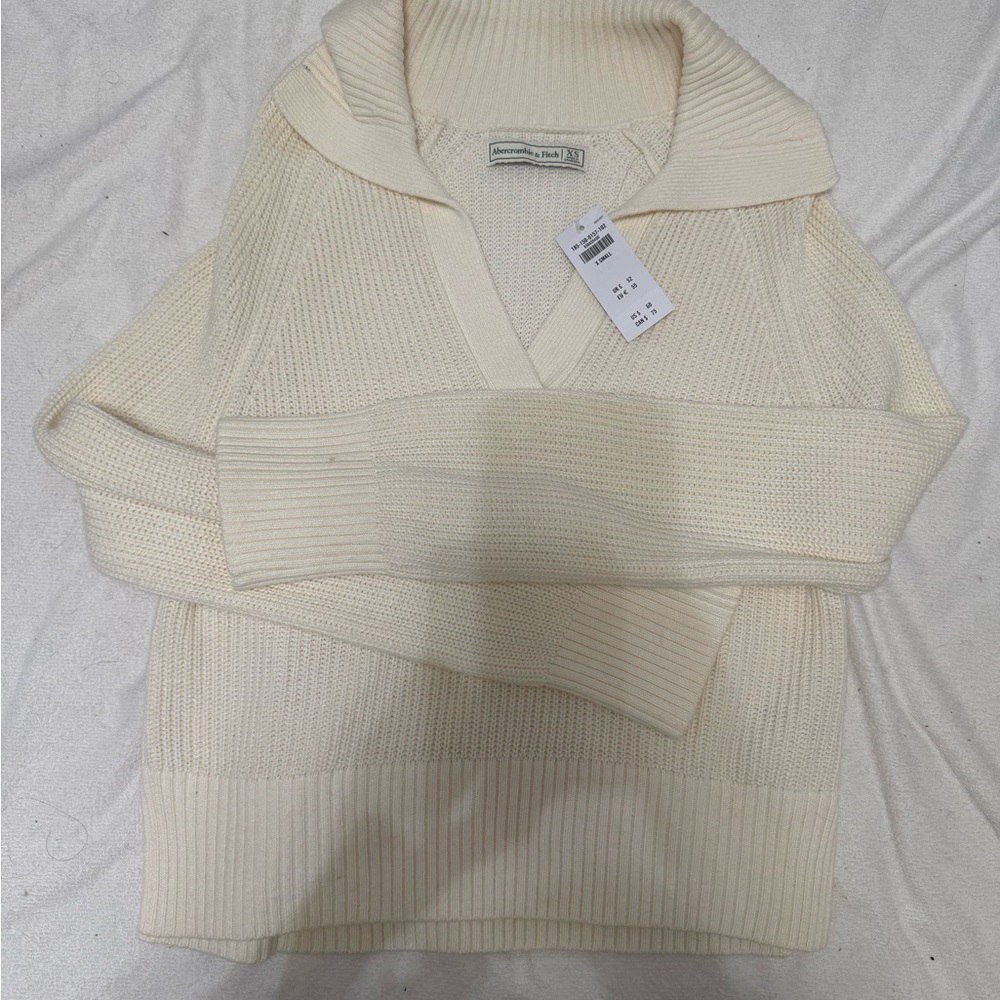 Abercrombie & Fitch Cream V-Neck Sweater with Chunky Knit and Long Sleeves